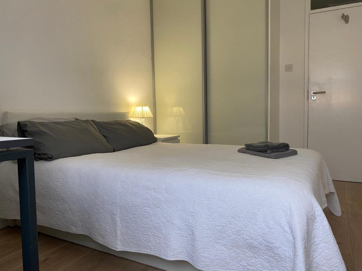 Bedroom With An Office Desk In A Shared 2 Bedroom Flat Near Canary Wharf London Exterior photo