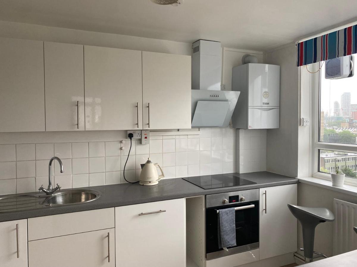 Bedroom With An Office Desk In A Shared 2 Bedroom Flat Near Canary Wharf London Exterior photo