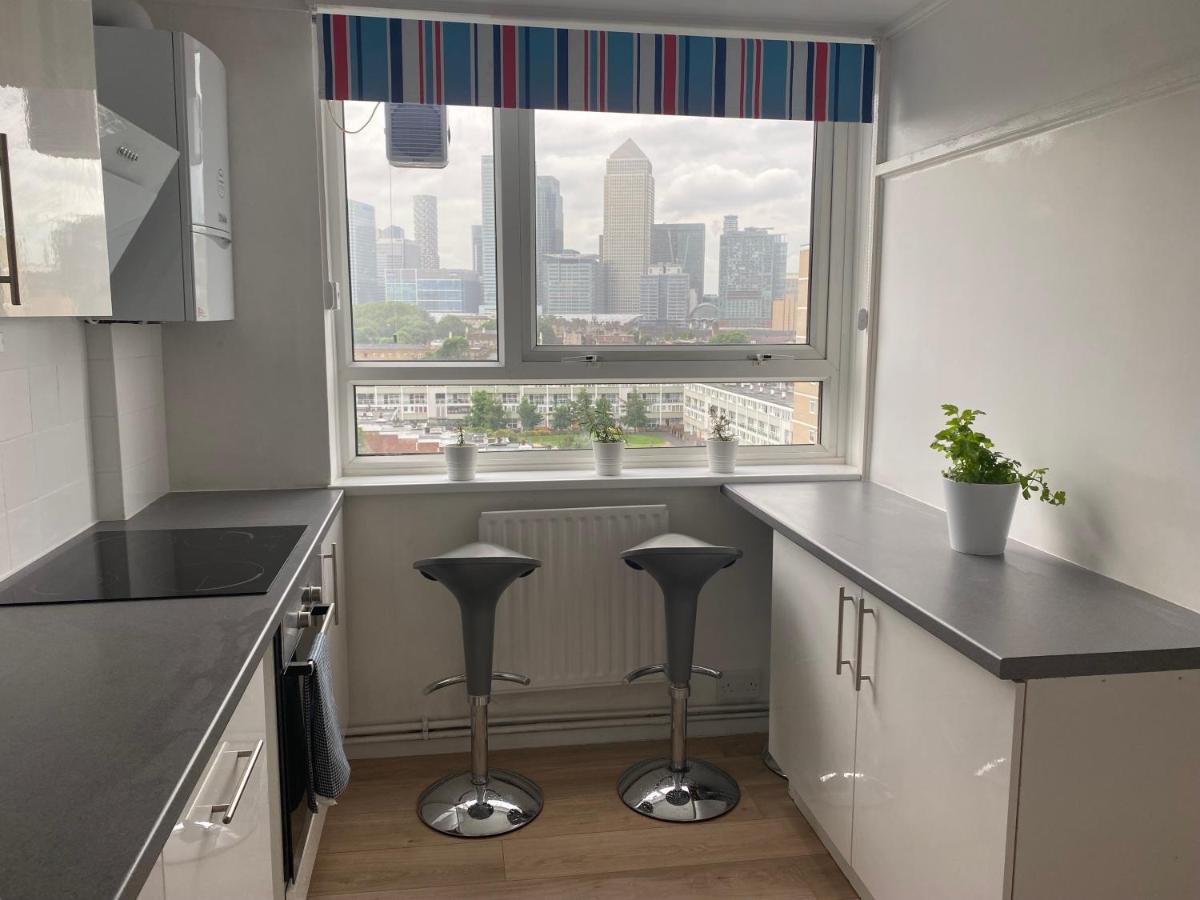 Bedroom With An Office Desk In A Shared 2 Bedroom Flat Near Canary Wharf London Exterior photo