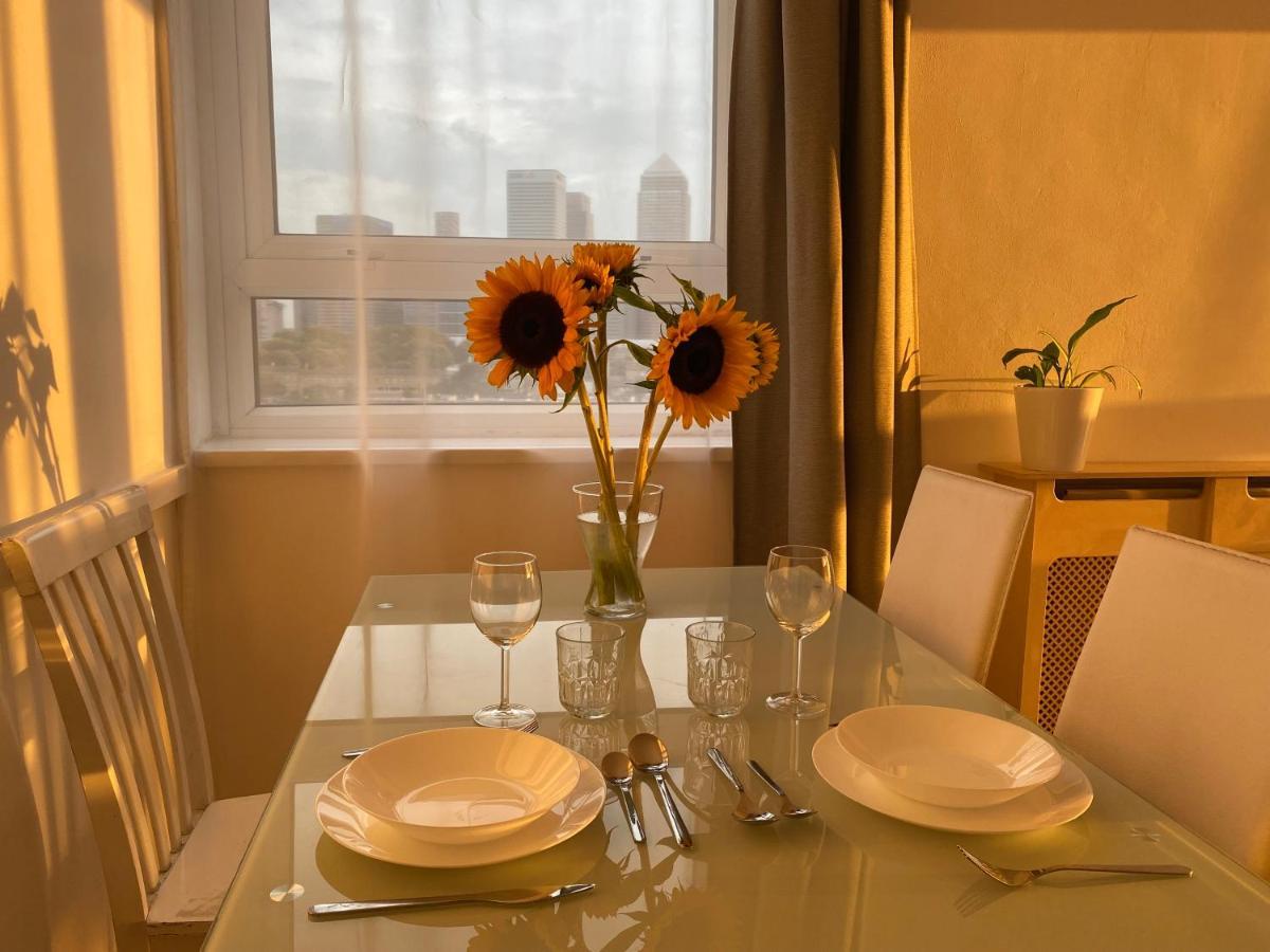 Bedroom With An Office Desk In A Shared 2 Bedroom Flat Near Canary Wharf London Exterior photo