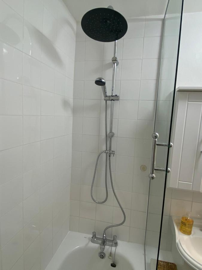 Bedroom With An Office Desk In A Shared 2 Bedroom Flat Near Canary Wharf London Exterior photo